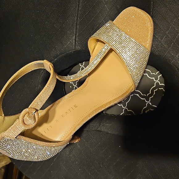 Beautiful t strap heel with embellishments - Picture 3 of 4
